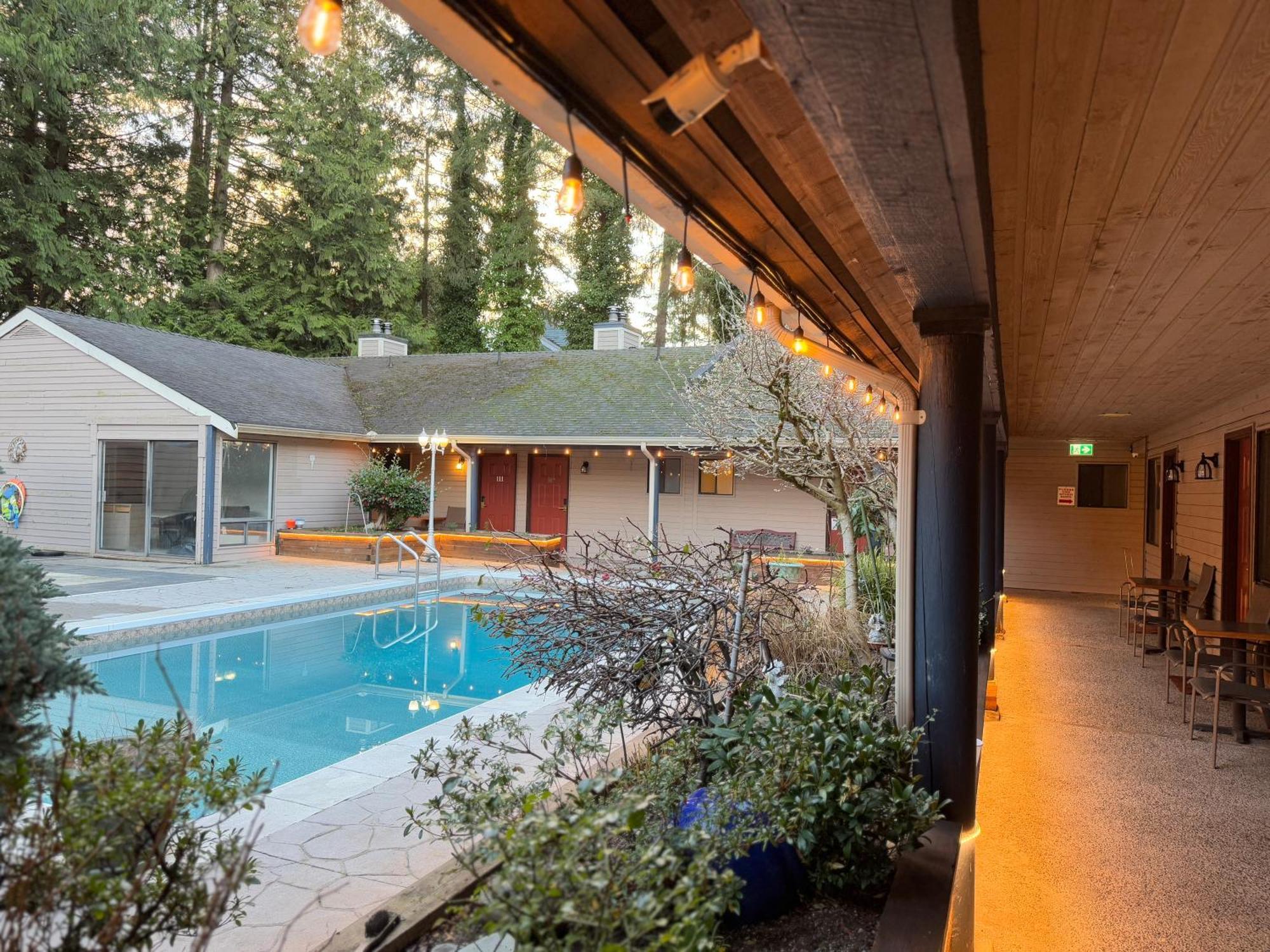 Sunshine Lodge Inn Gibsons Esterno foto